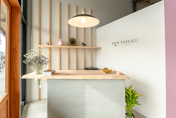 新築のハレルパルク内の一角に当院はあります。カフェのようにオシャレな店内で心も体もリラックスして頂けます。