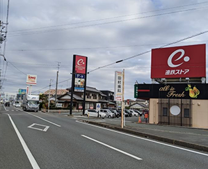 掛塚橋から福田方面へ向かうと遠鉄ストアが見えます。