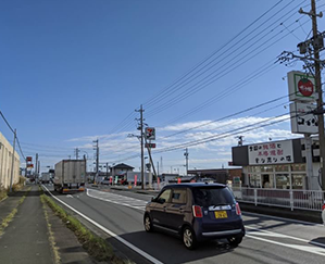 しばらく直進すると、右手にセブンイレブン、左前にENEOSの交差点（信号）があるのでそこを左折します。