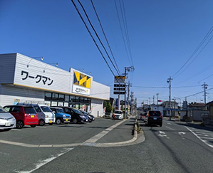 直進すると左手にワークマンプラスがあるのでその信号を右折します。