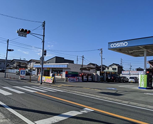 ローソン、コスモスタンドを通り過すぎます。