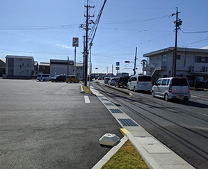 さらに進むと左手にセブンイレブン、右前にローソンがある信号があるのでそこを左折します。