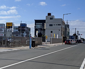 左手にタイムズパーキングがあります。それを超えた信号を左折して「すずかけの道」に出ます