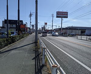日産のディーラーがあります。