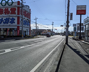 さらに進むと、右側にカインズホーム、左前に赤札堂がある交差点（信号）を右折します