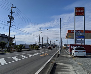 直進すると右手にENEOS、左前にセブンイレブンの交差点（信号）があるので右折します