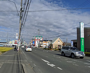 右側にJA、右前に赤札堂がある交差点（信号）を左折します。